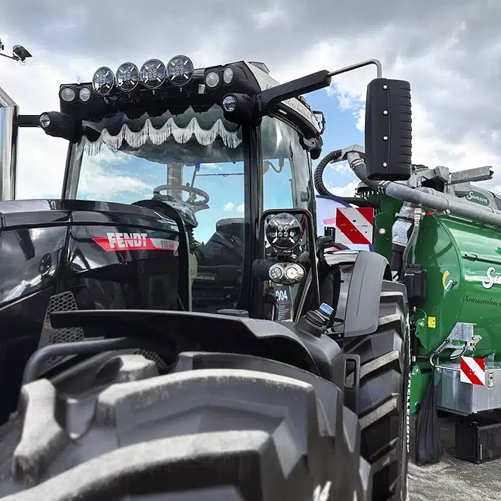 Stylad traktor med Briodlights extraljus, kurvig gardin och runda positionsljus